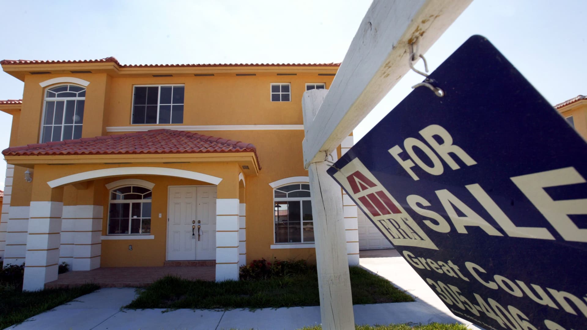 Falling mortgage rates are pulling buyers back into the housing market